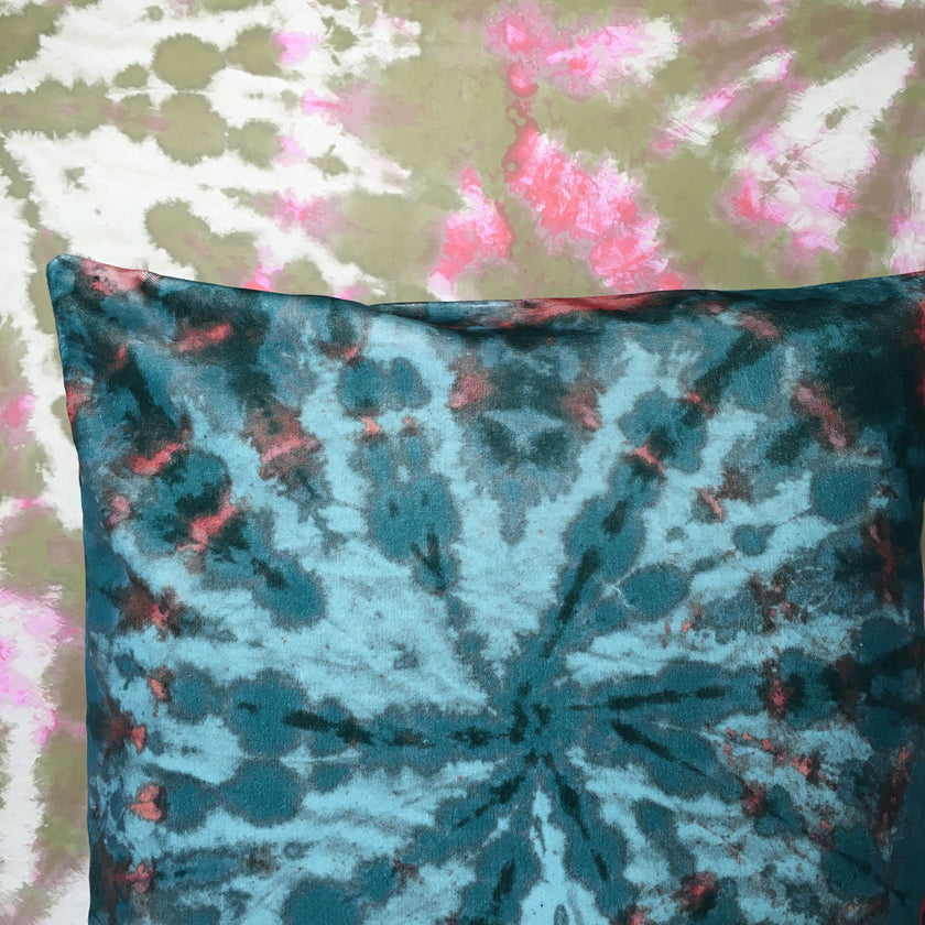 Tie dye Circle  Velvet Cushion - Turquoise