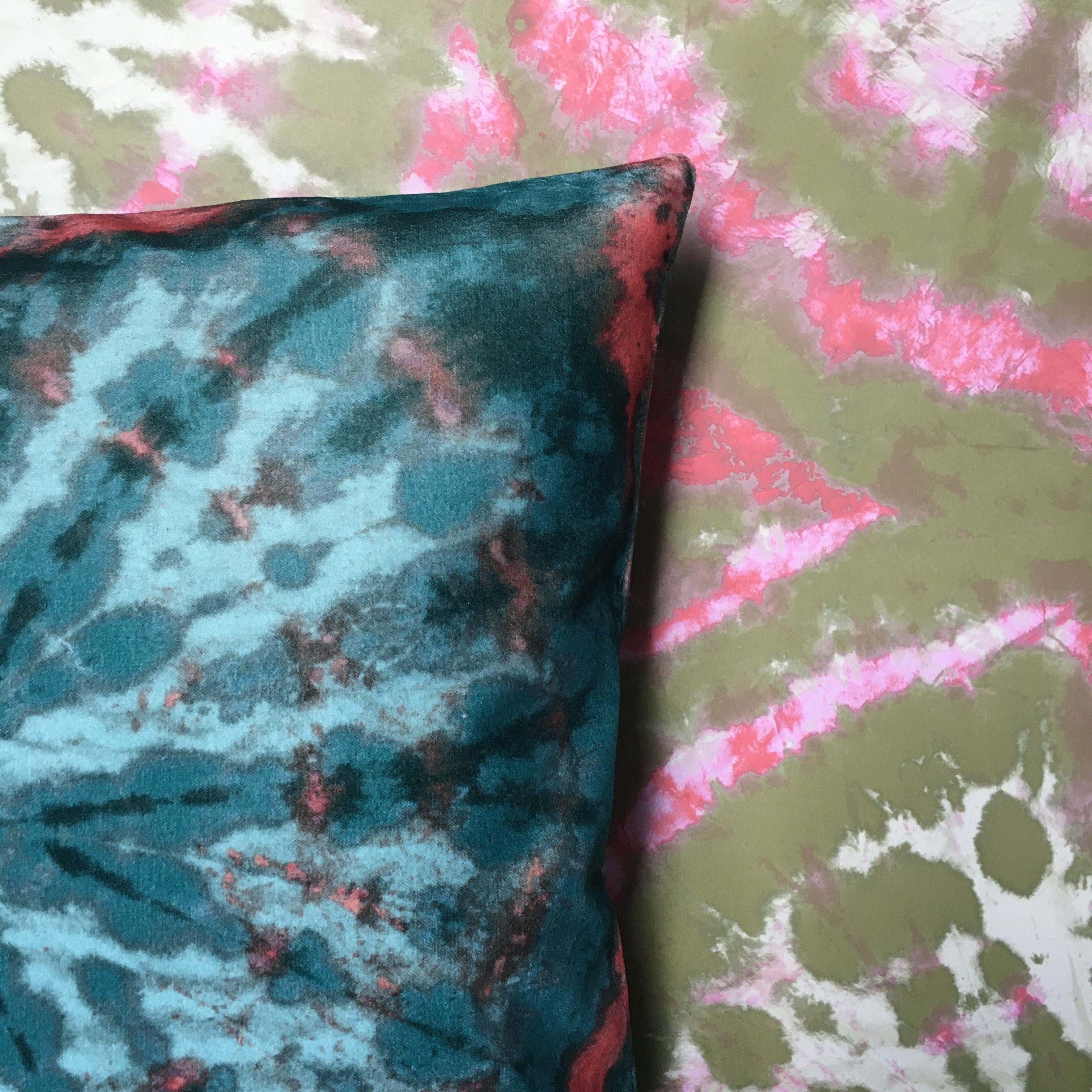 Tie dye Circle  Velvet Cushion - Turquoise