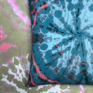 Tie dye Circle  Velvet Cushion - Turquoise