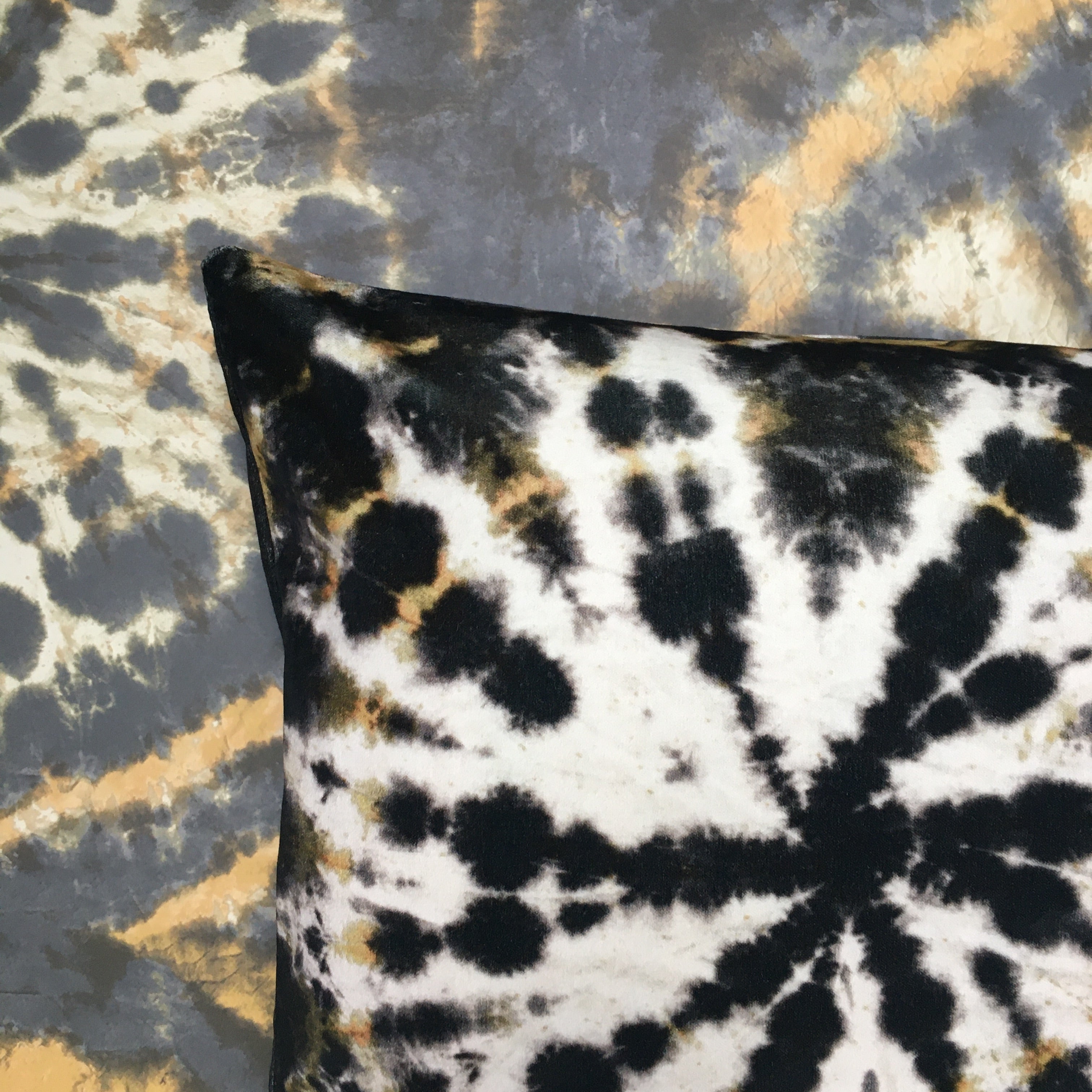 Tie dye Circle  Velvet Cushion - Black