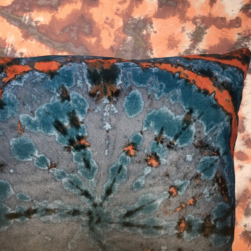 Tie dye Circle  Velvet Cushion - Teal